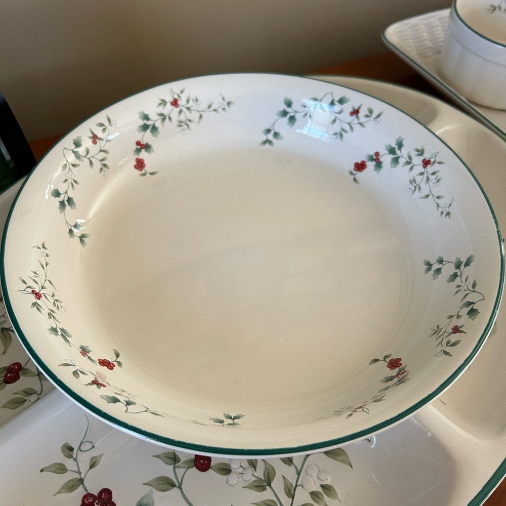 Pfaltzgraff Winterberry 10” baking dish